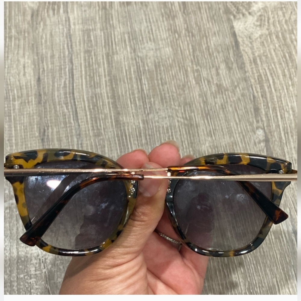 Vince Camuto Cat eye Leopard Print Sunglasses - Like New - Picture 4 of 6